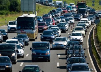 Od ranog jutra kilometarske kolone prema moru