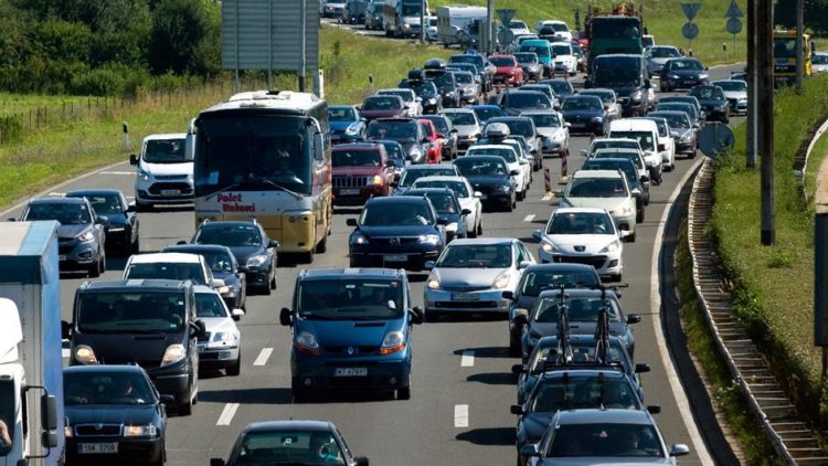 Od ranog jutra kilometarske kolone prema moru