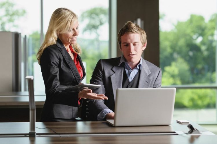 Ulizivanje šefu može pomoći u karijeri, no ima to i loše strane