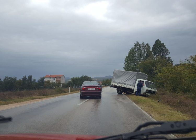 Široki Brijeg: U Dobriču kamion sletio zbog jakog udara vjetra