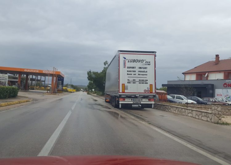 Široki Brijeg: U Dobriču kamion sletio zbog jakog udara vjetra