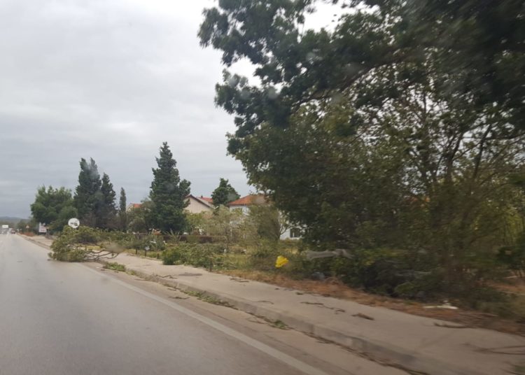 Široki Brijeg: U Dobriču kamion sletio zbog jakog udara vjetra