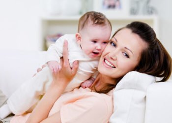 Znanstvenici otkrili zbog čega bebe prestaju plakati kada ih nosite