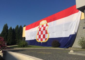 Ogromna zastava Herceg-Bosne u Čapljini