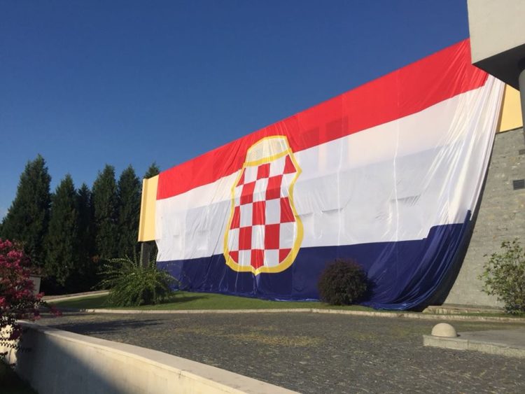 Ogromna zastava Herceg-Bosne u Čapljini