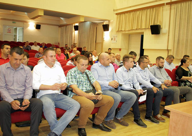 HRS pred nekolicinom građana Posušja predstavio kandidate