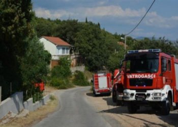 Grude: Požar na Ledincu, stradao drveni stup od struje