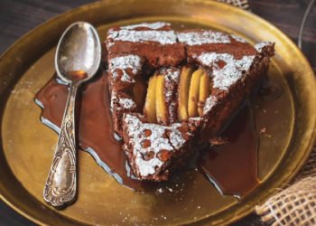 Čoko torta s kruškama, makom i lješnjacima sve je što vam ove jeseni treba