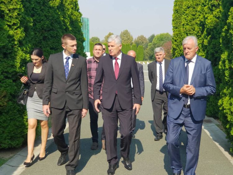 Čović u Vukovaru: Hrvati su jedan narod, veze se moraju jačati