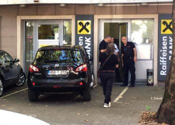 Mostar: Dvije maskirane osobe razoružale zaštitara i opljačkale banku