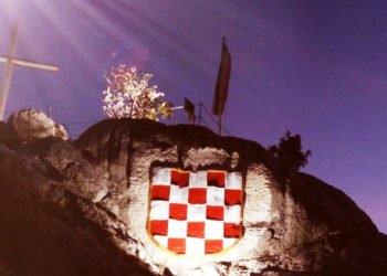 Donji Hamzići: Hrvatski grb isklesan u kamenu na površini od 10 kvadrata