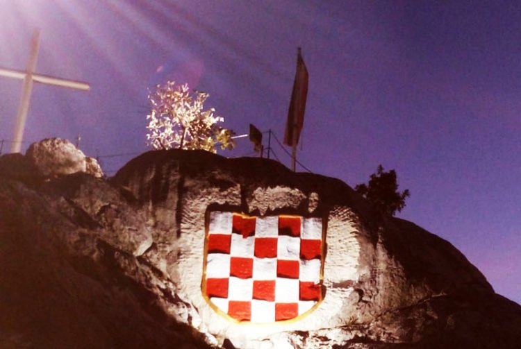 Donji Hamzići: Hrvatski grb isklesan u kamenu na površini od 10 kvadrata