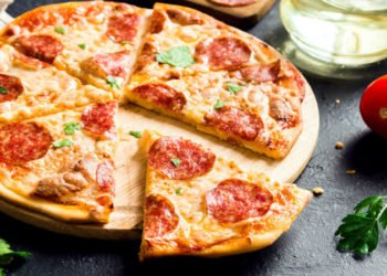 Recept za prefinu pizzu koja se ne mijesi, a peče se na štednjaku