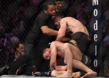 Uplašeni i pretučeni McGregor usred borbe ispričavao se Nurmagomedovu