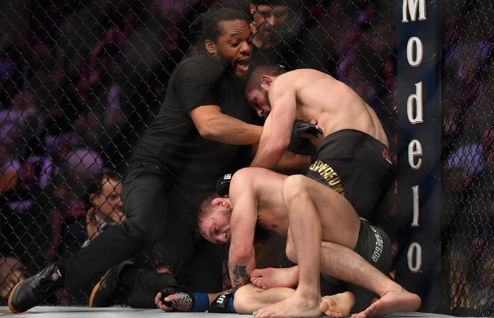 Uplašeni i pretučeni McGregor usred borbe ispričavao se Nurmagomedovu