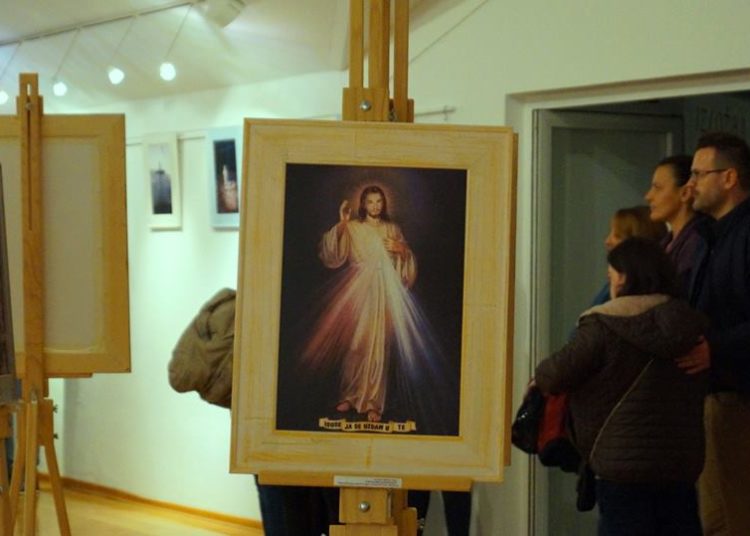 Livno: Otvorena humanitarna izložba fotografija u galeriji Pastoralnog centra
