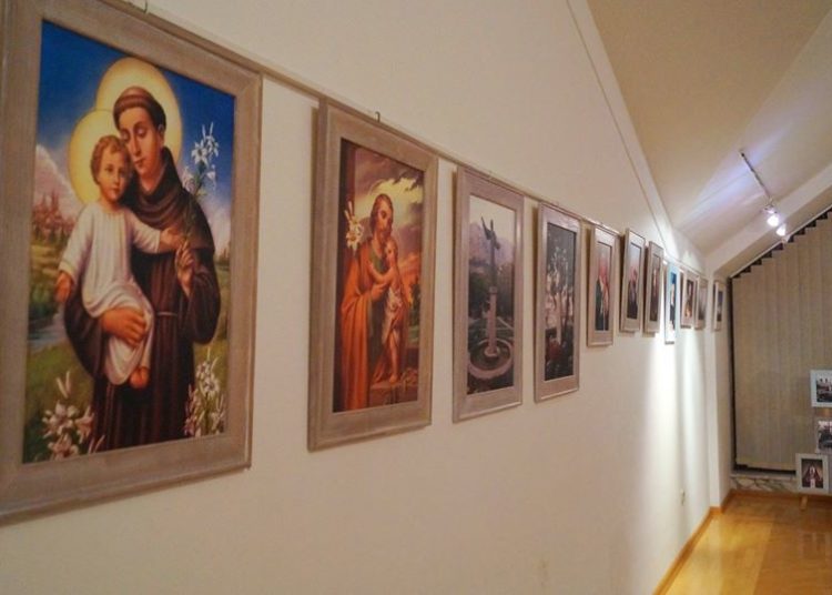 Livno: Otvorena humanitarna izložba fotografija u galeriji Pastoralnog centra