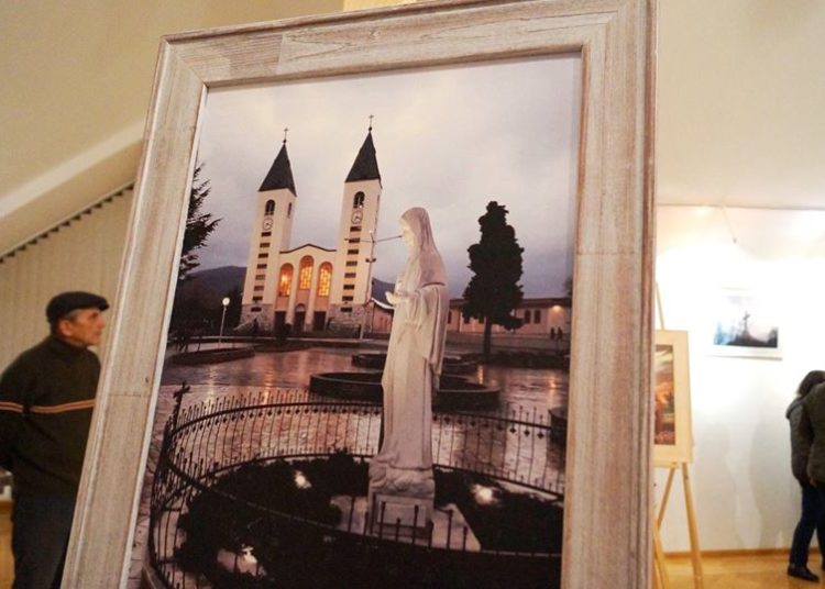 Livno: Otvorena humanitarna izložba fotografija u galeriji Pastoralnog centra