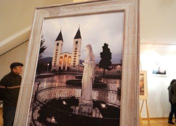 Livno: Otvorena humanitarna izložba fotografija u galeriji Pastoralnog centra