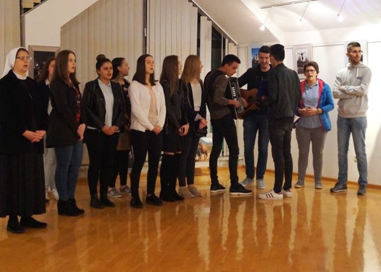 Livno: Otvorena humanitarna izložba fotografija u galeriji Pastoralnog centra