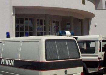 U Grudama automobil sletio s ceste i dvoje djece