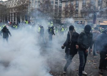 Pariz kao ratna zona: Gore barikade na ulici, policija upotrijebila suzavac i vodene topove