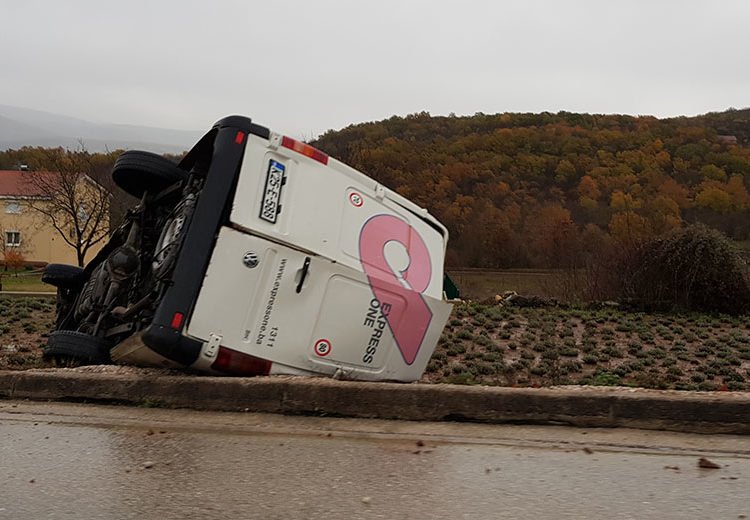Široki Brijeg: Kombi sletio s ceste na Privalju