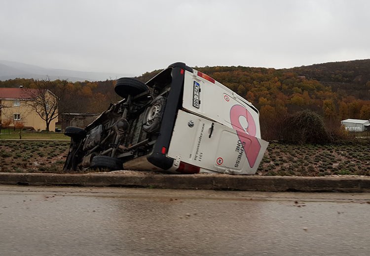 Široki Brijeg: Kombi sletio s ceste na Privalju
