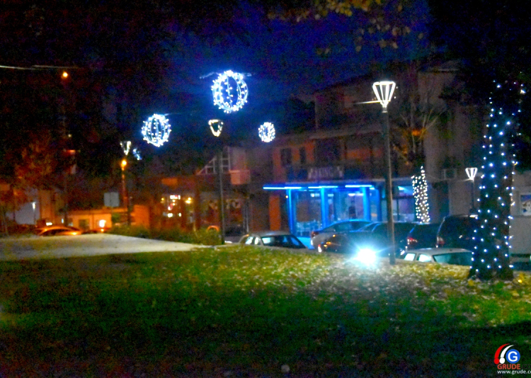 Grude blistaju u božićnom ugođaju, upaljena je prva adventska svijeća