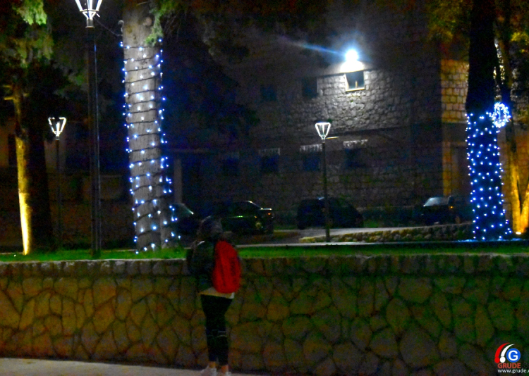 Grude blistaju u božićnom ugođaju, upaljena je prva adventska svijeća