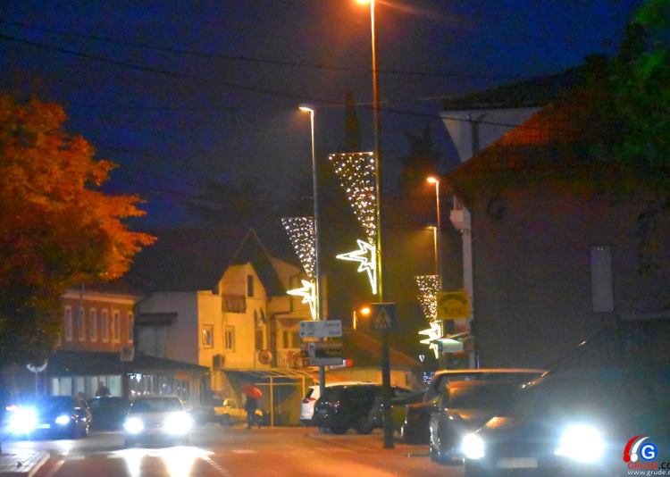 Grude blistaju u božićnom ugođaju, upaljena je prva adventska svijeća