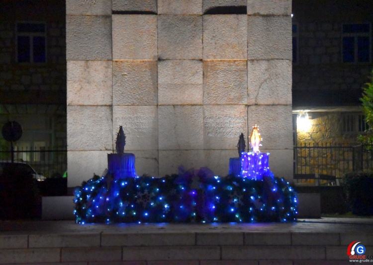 Grude blistaju u božićnom ugođaju, upaljena je prva adventska svijeća