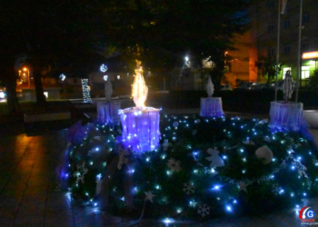 Grude blistaju u božićnom ugođaju, upaljena je prva adventska svijeća