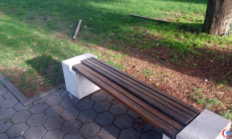 Grude: Vandali u parku uništavali klupe