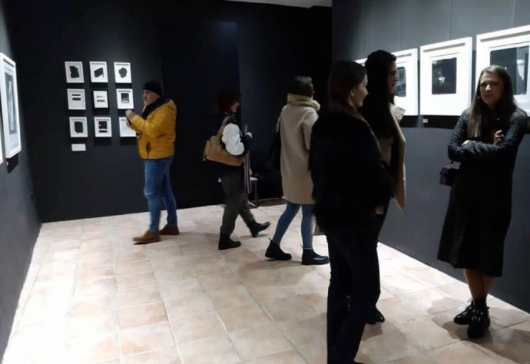 “Gesta gesti grize rep” – izložba ljubuške slikarice u Mostaru