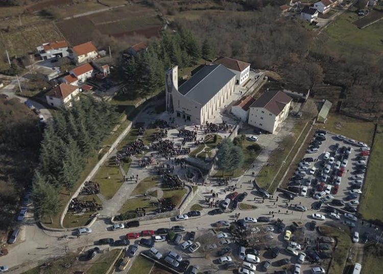 Prekrasne fotografije kočerinske crkve za Božić