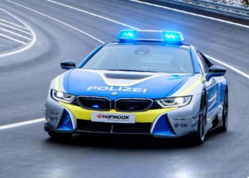 AB Schnitzer BMW i8 s 374 KS u lovu na prekršitelje na Autobahnu