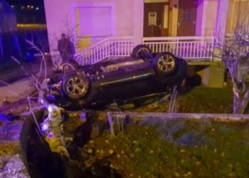 Grude: BMW završio na krovu u dvorištu obiteljske kuće