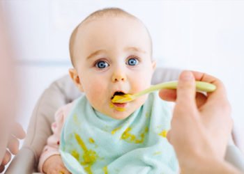 Ovih šest znakova ukazuje da je dijete spremno na uvođenje krute hrane