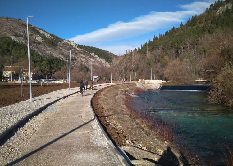 Sunčani prosinački dan izvukao Širokobriježane na šetnju