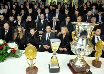 Bijeli se oprostili od Poklepovića: Komemoracija u Poljudu okupila je mnoštvo