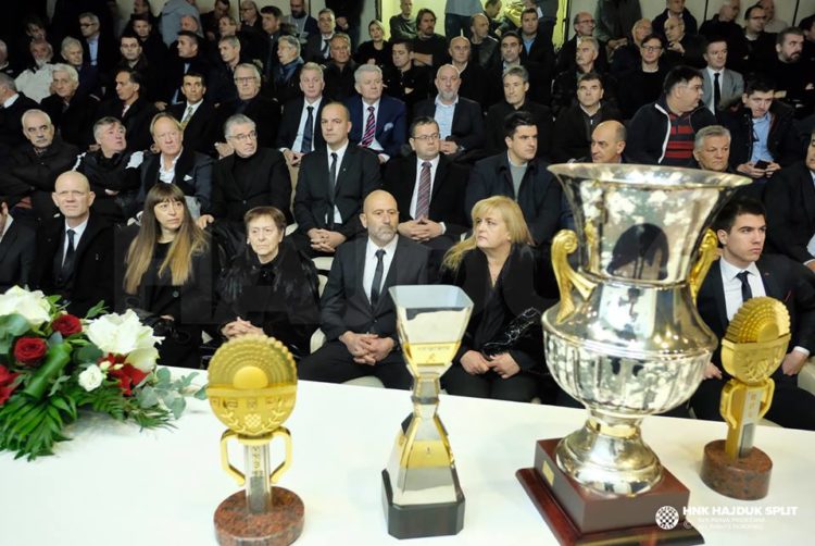 Bijeli se oprostili od Poklepovića: Komemoracija u Poljudu okupila je mnoštvo