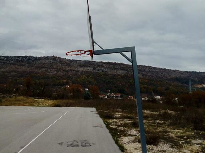Vandalizam na djelu: Kome smeta koš na igralištu u Oklajima?
