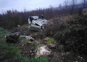 Škoda sletila s magistralne ceste u Pologu