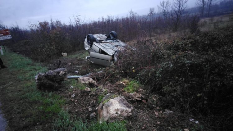 Škoda sletila s magistralne ceste u Pologu