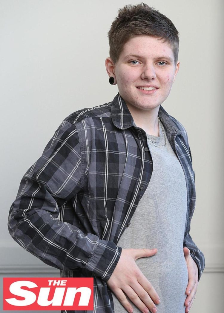 Prvi transmuškarac koji je rodio bebu upozorio ostale da to ne rade jer je “preteško”