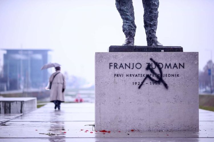 Vandali iscrtali srp i čekić na Tuđmanovom spomeniku u Zagrebu