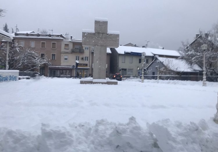 Široki Brijeg se probudio prekriven snijegom