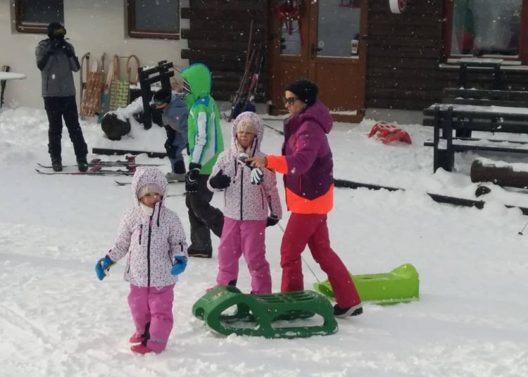 Idila na Blidinju: Unatoč buri i minusima mnoštvo posjetitelja uživa na snijegu