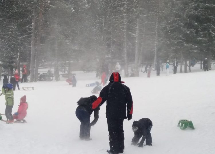 Idila na Blidinju: Unatoč buri i minusima mnoštvo posjetitelja uživa na snijegu